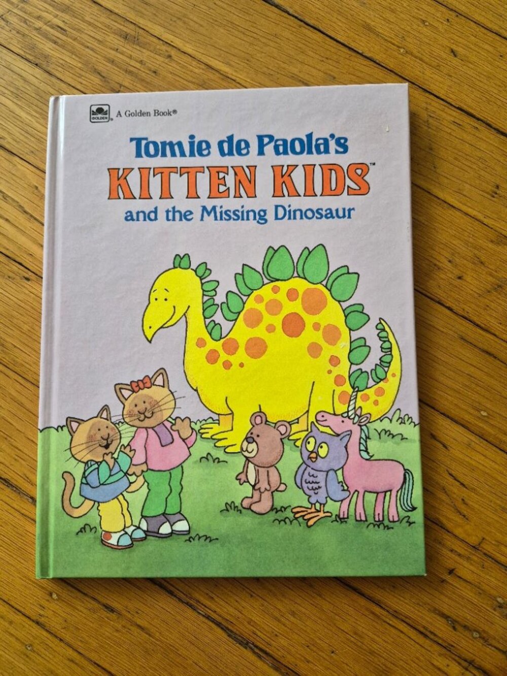 Tomie de Paola's Kitten Kids and the Missing Dinosaur